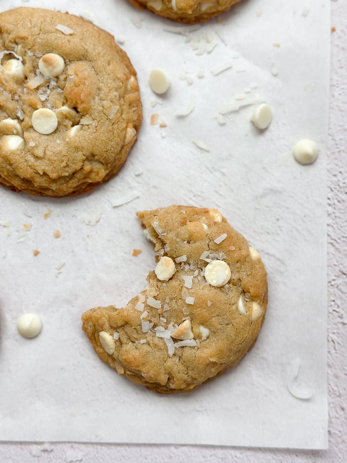 un biscuit à la noix de coco et au chocolat blanc avec une bouchée manquante.
