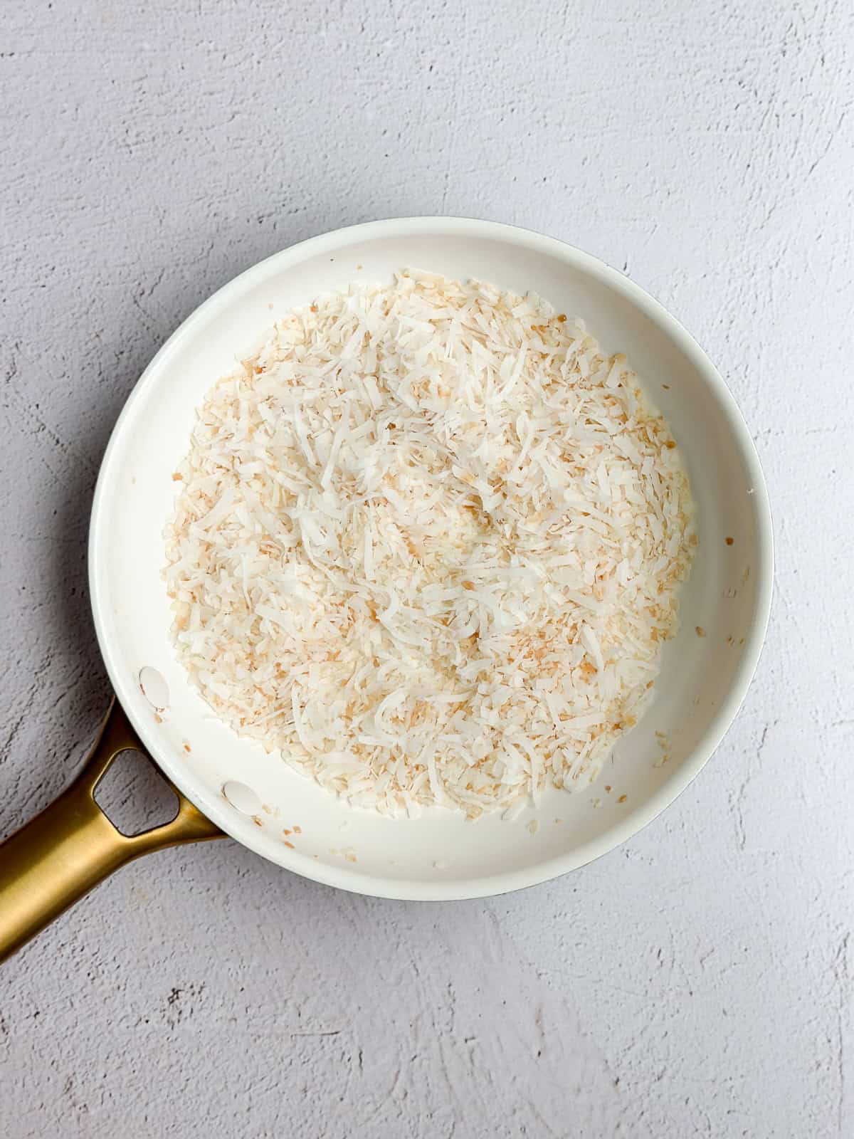 noix de coco grillée dans une poêle.