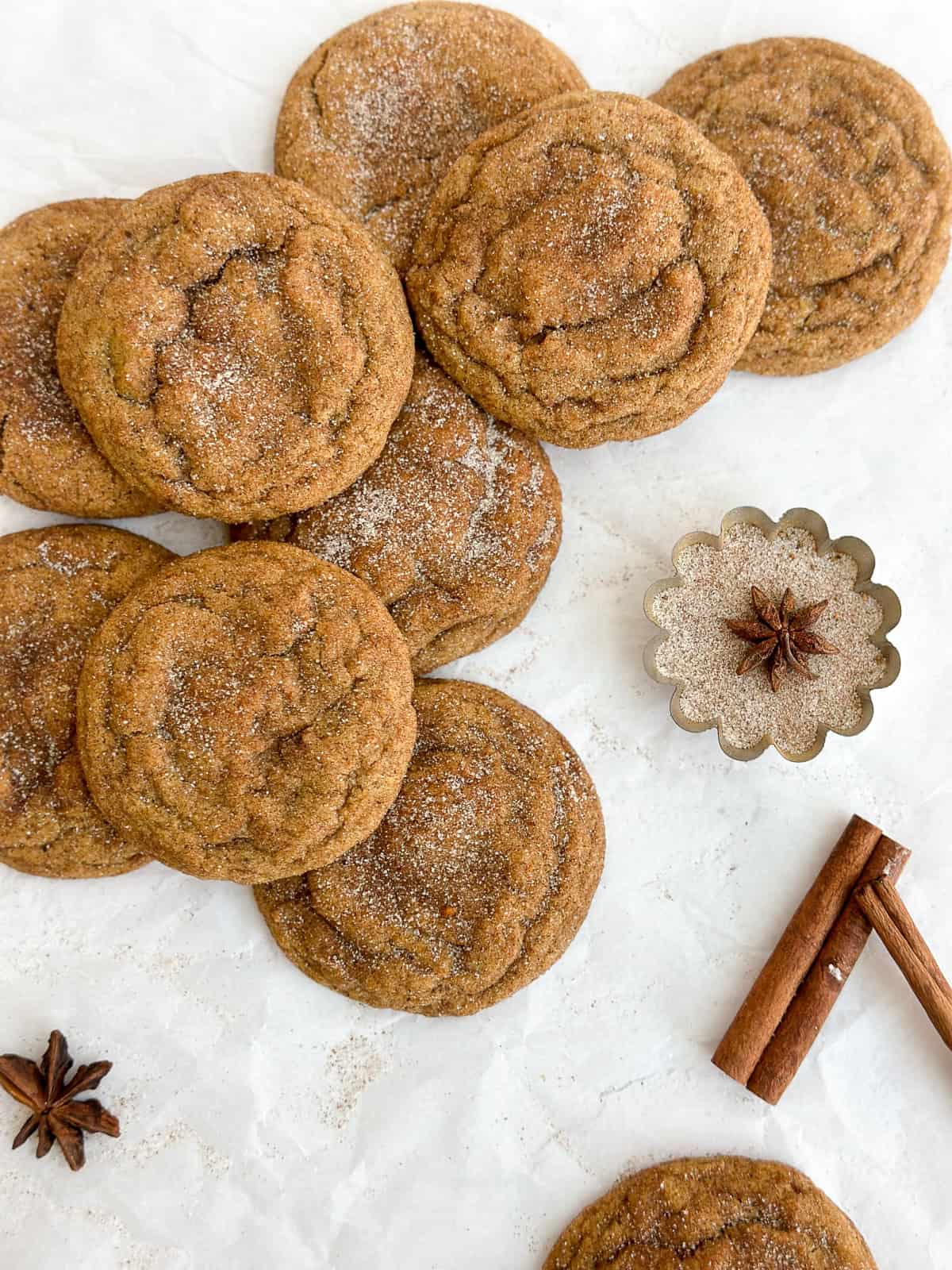 Un groupe de snickerdoodles à la citrouille et au beurre noisette empilés les uns sur les autres.