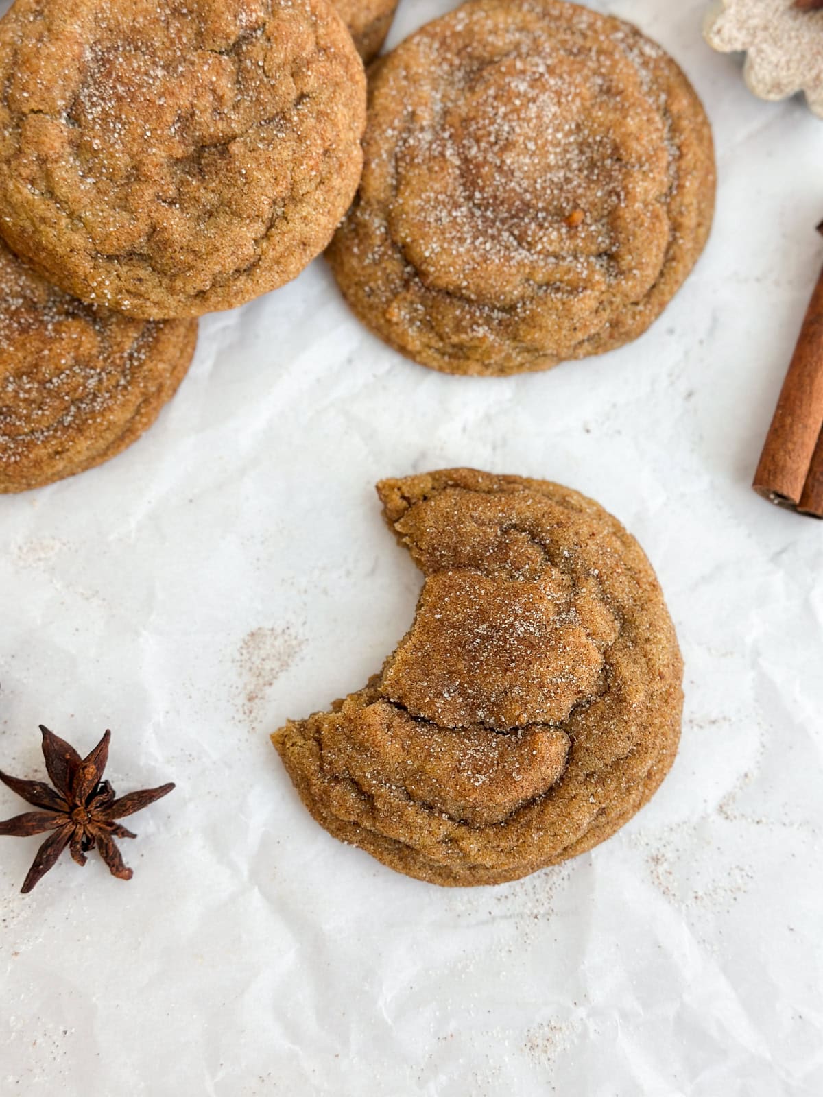 Un gros plan d'un snickerdoodle à la citrouille et au beurre noisette avec une bouchée manquante.