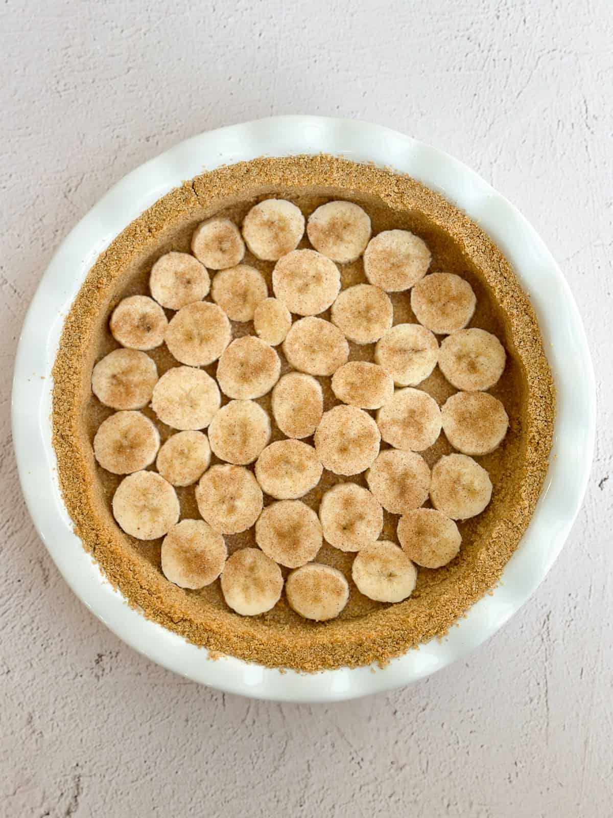 bananas cut and placed on top of the pie crust.