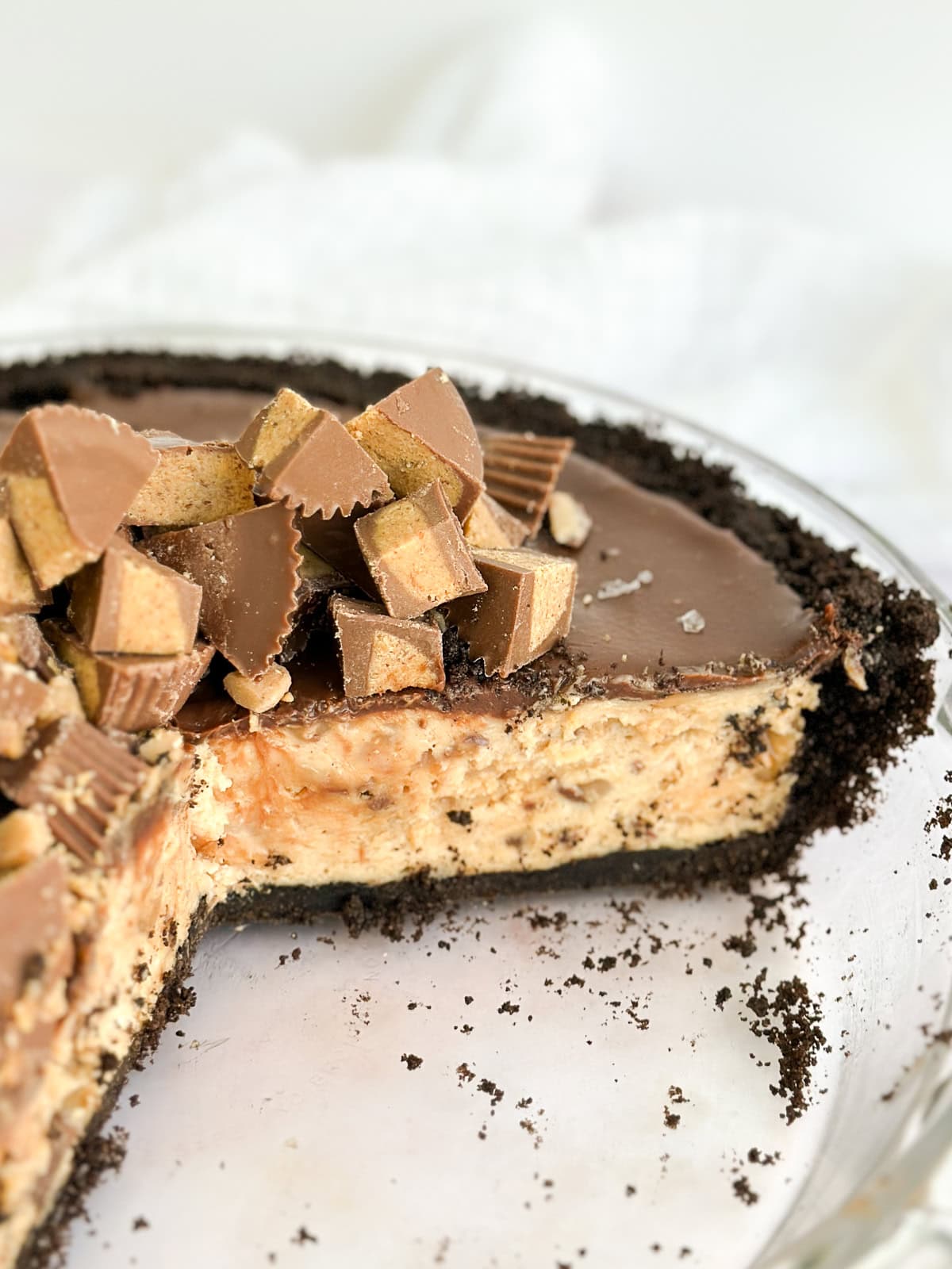 a cut side view of the peanut butter pie with chocolate ganache showing the inside.