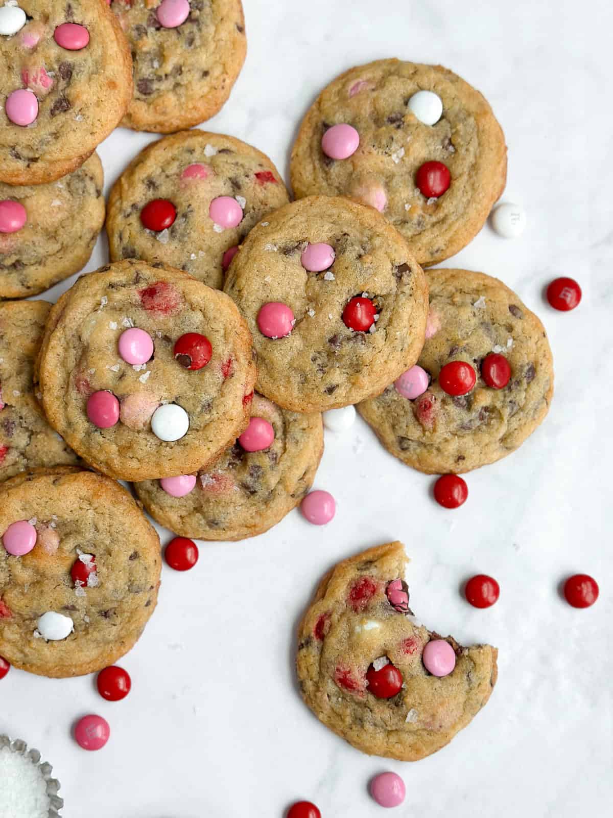 m&m chocolate chip cookies using cute valentine day m&m's.