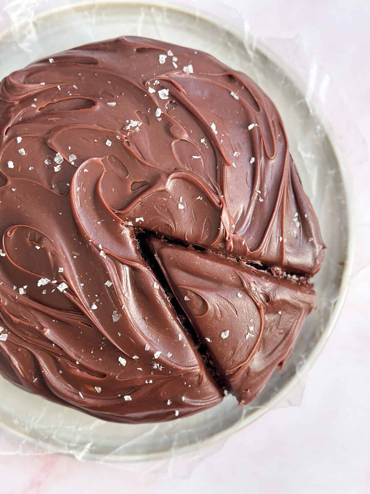 le gâteau au chocolat à une seule couche entier avec une seule tranche coupée.