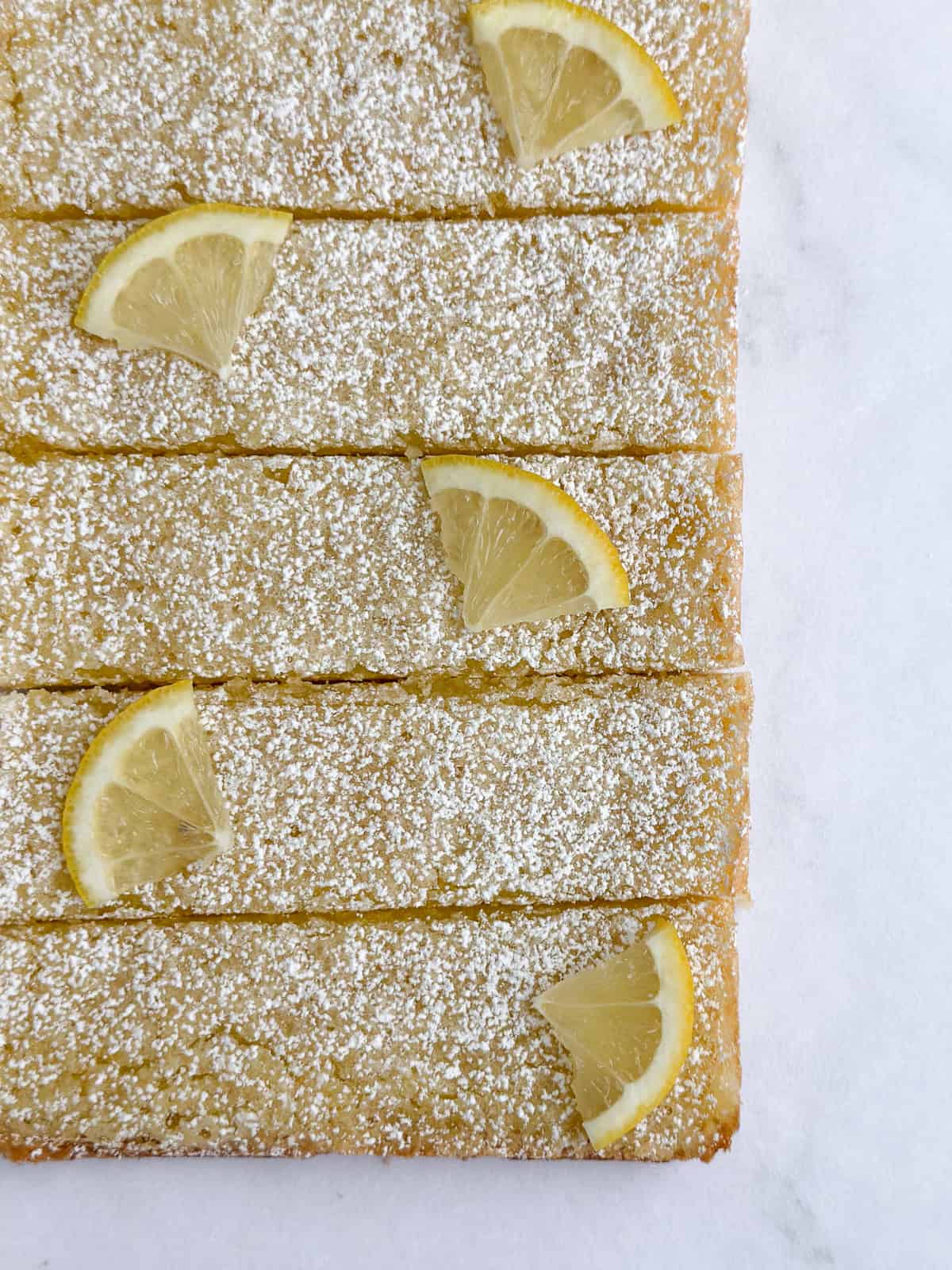 Barrettes de citron en petite quantité alignées.
