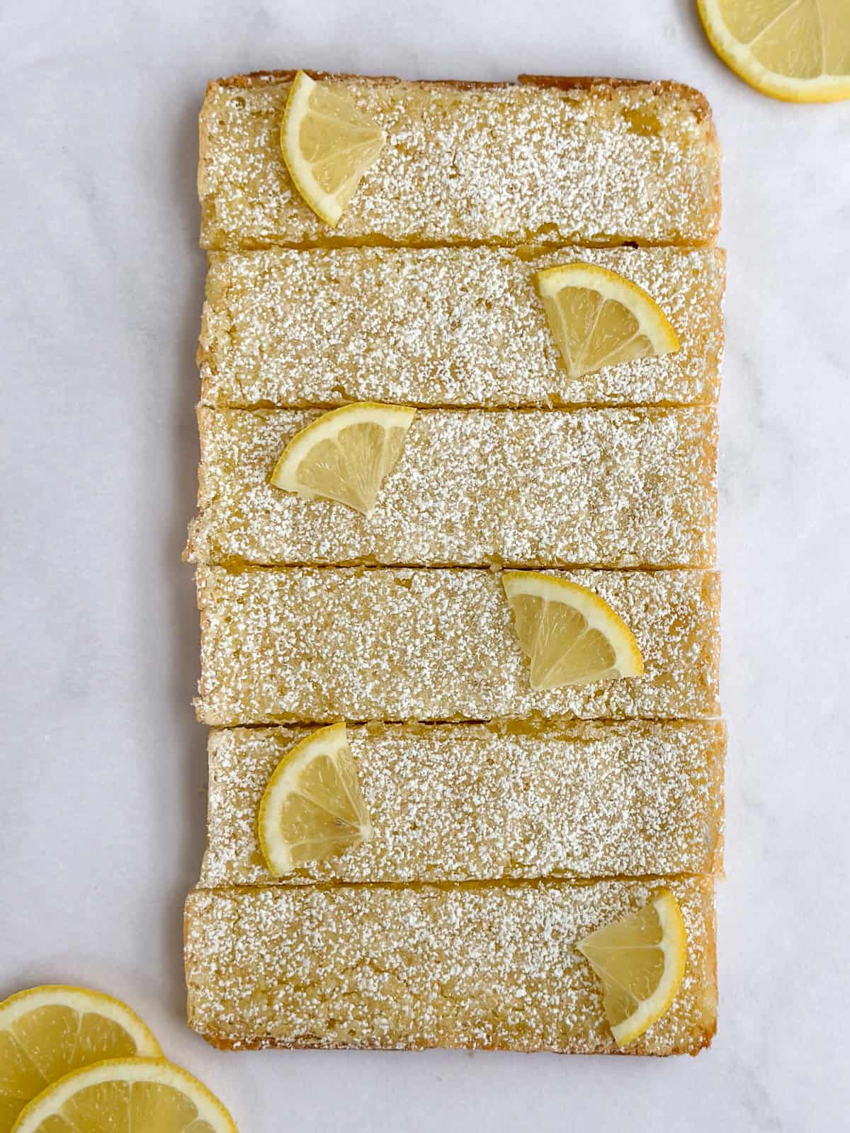 Toutes les barrettes de citron en petite quantité après avoir été coupées.