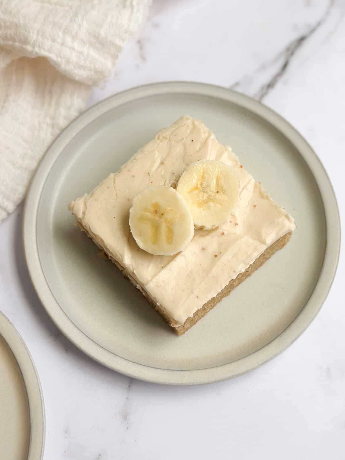 Une part de gâteau à la banane et au beurre noisette