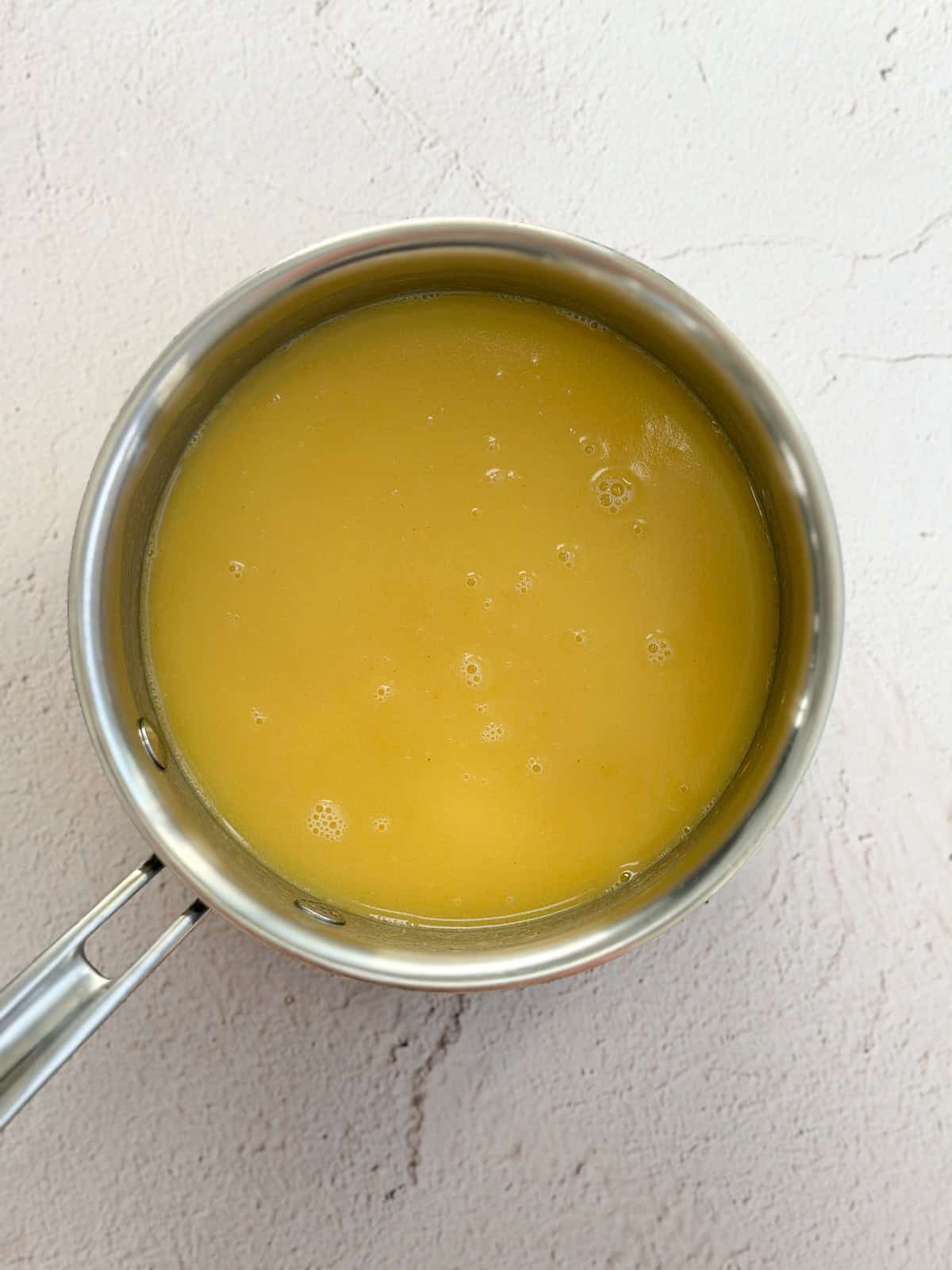 beurre fondu, eau et crème de cacahuète dans une casserole.