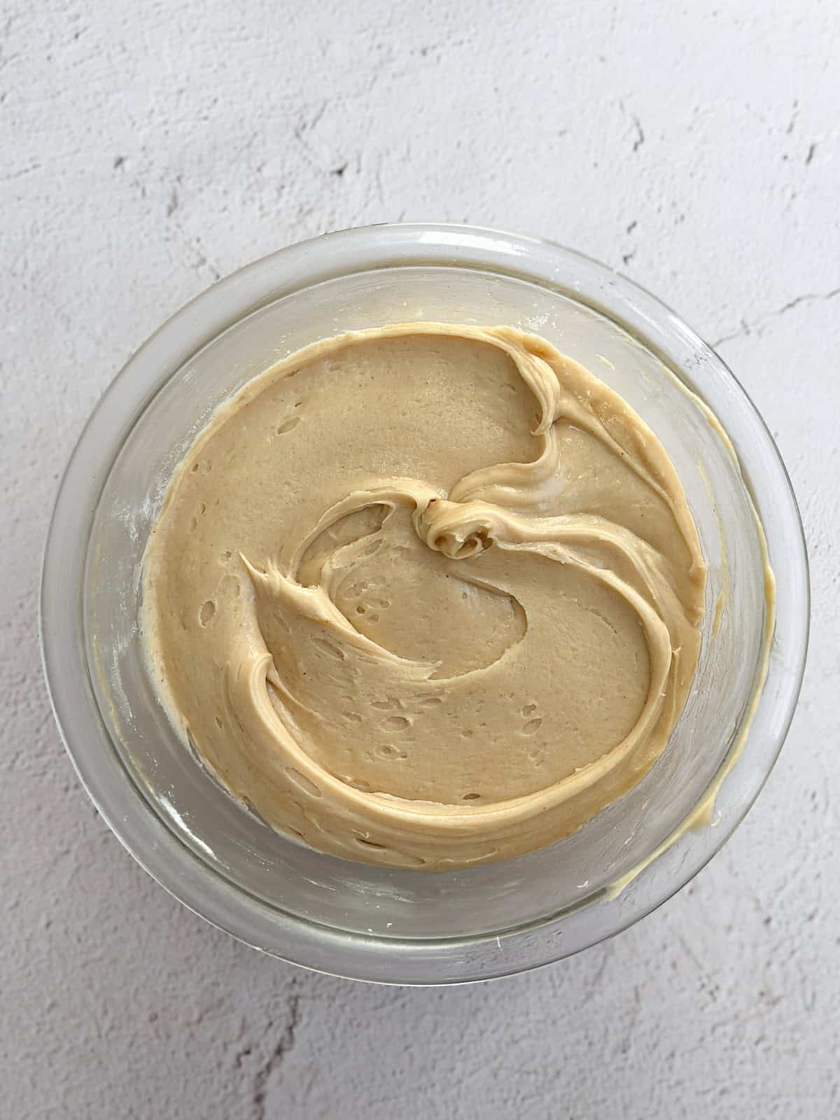 le glaçage à la crème de cacahuète prêt à être étalé sur le gâteau.