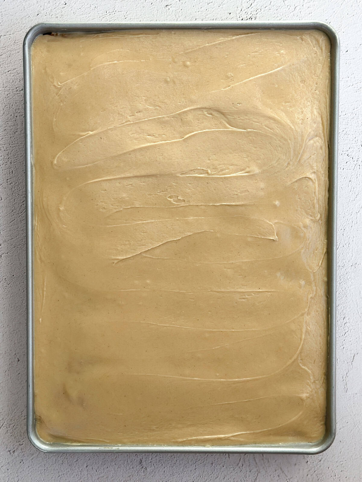 le gâteau totalement glacé et prêt à être servi.