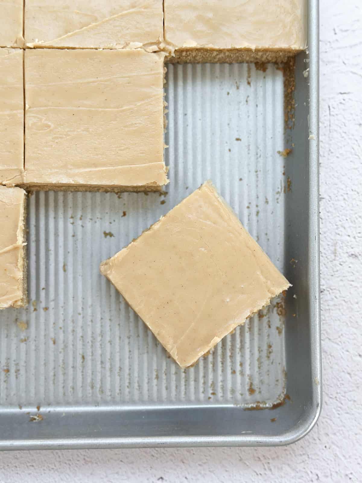 tranches de gâteau à la crème de cacahuète prêtes à être servies.