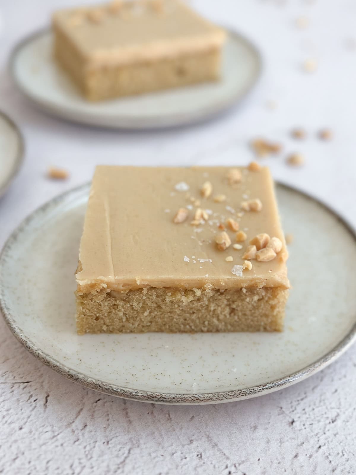 une vue latérale d'une tranche de gâteau pour voir la texture et les couches.