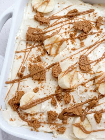 Biscoff banana pudding in the serving dish.