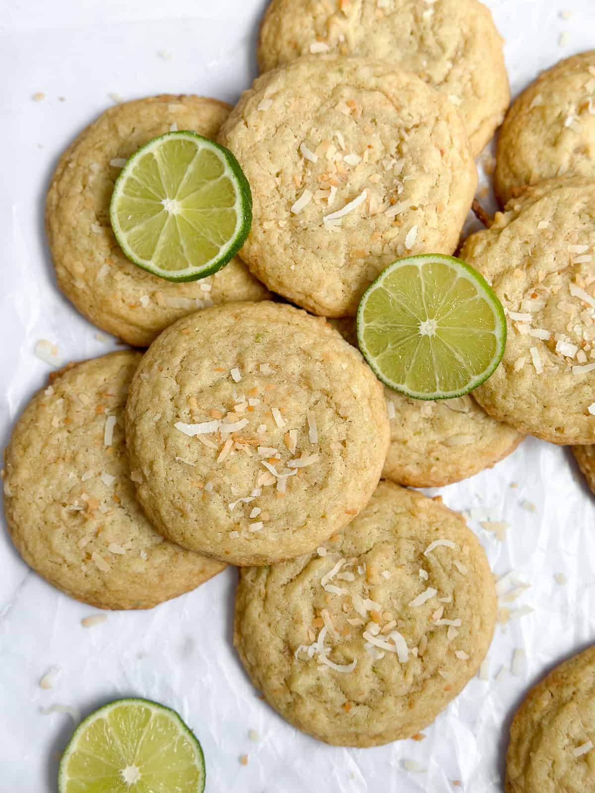 Biscuits à la noix de coco et au citron vert empilés.