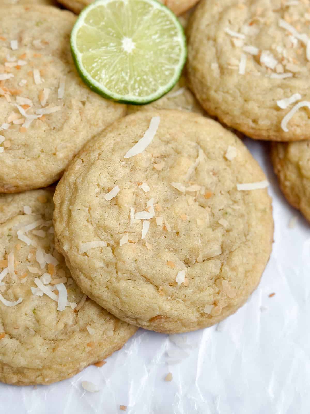 Une vue de côté des biscuits à la noix de coco et au citron vert.
