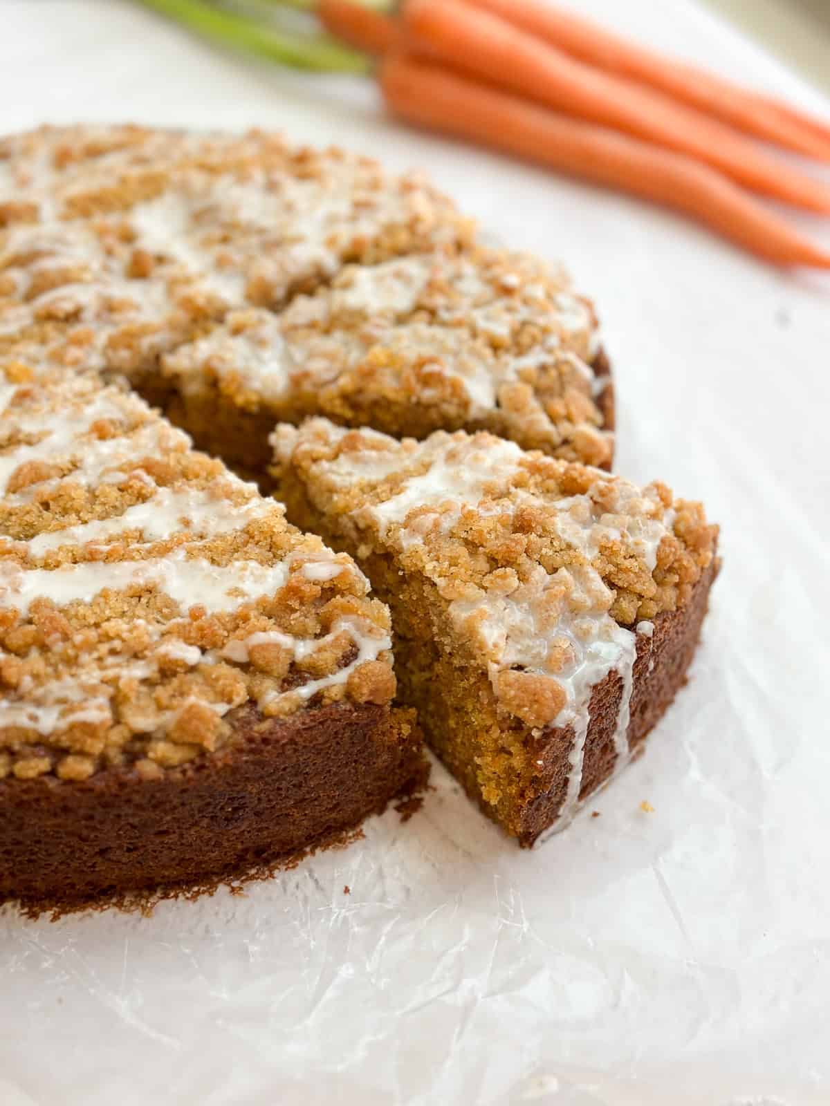 un morceau de gâteau au café à la carotte sortant du gâteau entier