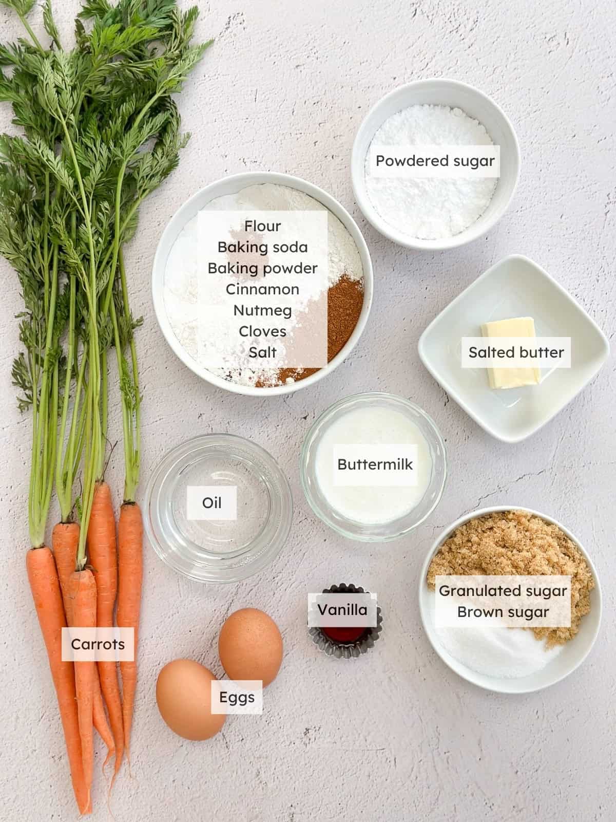 Tous les ingrédients nécessaires pour faire un gâteau au café à la carotte