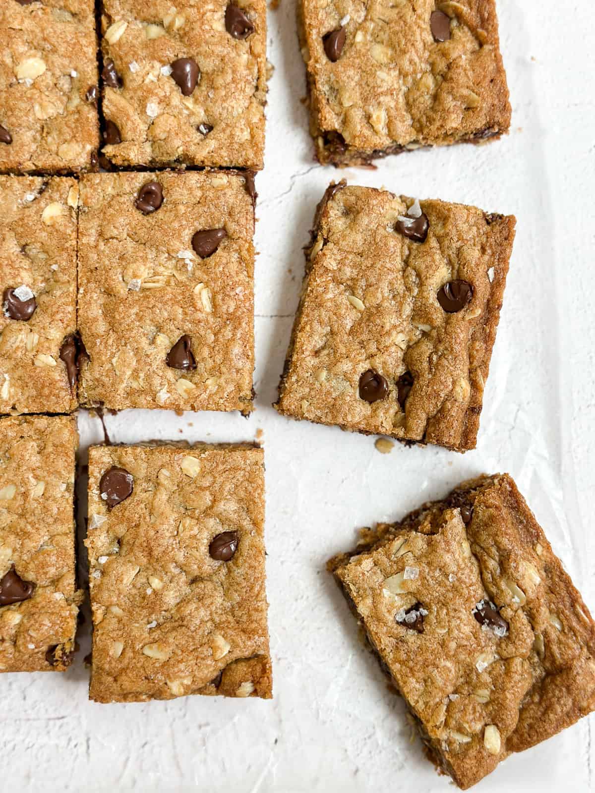 quelques barres de cookies au beurre noisette coupées et dispersées.