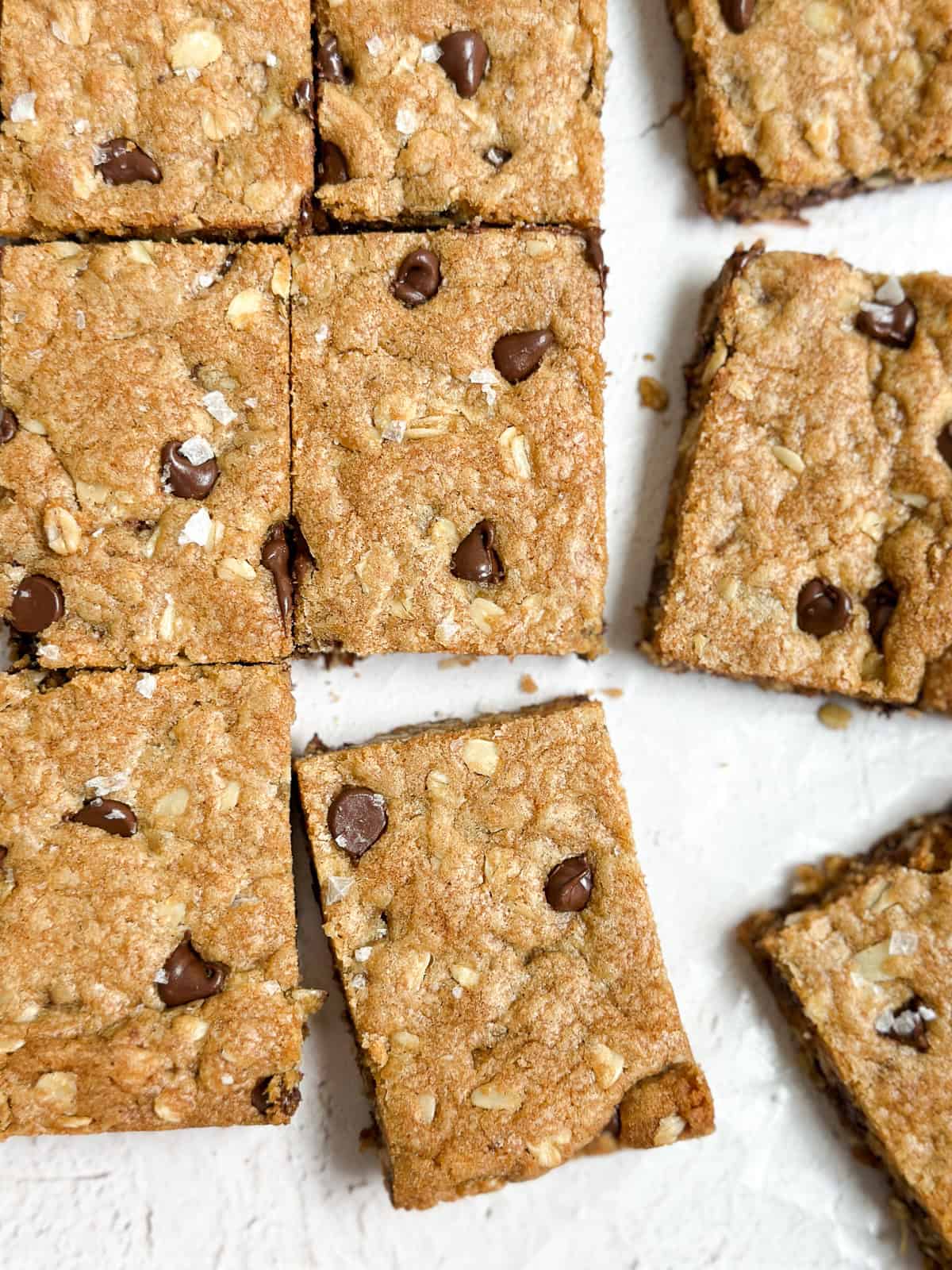 quelques barres de cookies au beurre noisette coupées en carrés.