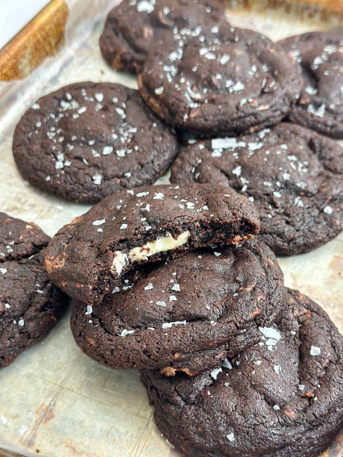 une bouchée d'un biscuit au chocolat triple pour voir le cœur en chocolat blanc.
