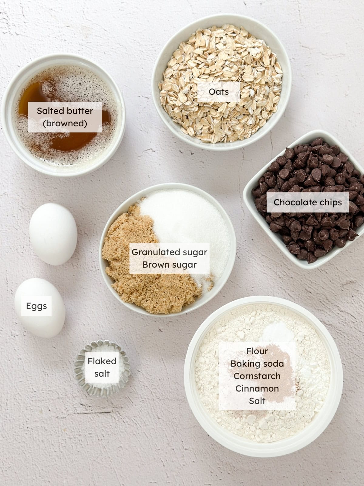 Tous les ingrédients nécessaires pour faire des barres de cookies au beurre noisette.