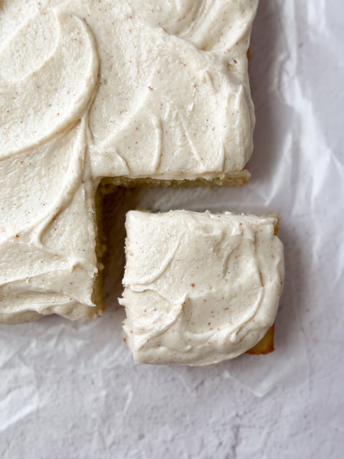 gros plan du dessus d'une tranche de gâteau pour voir tous les petits morceaux de beurre noisette.