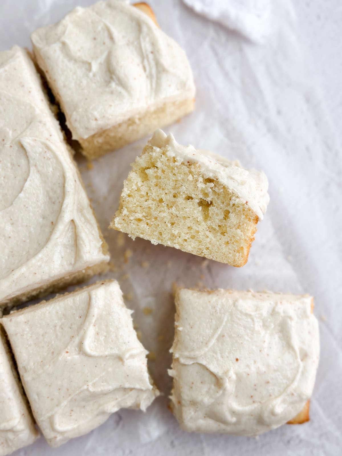 le gâteau au beurre noisette découpé en tranches et une pièce tournée sur le côté pour voir les couches.