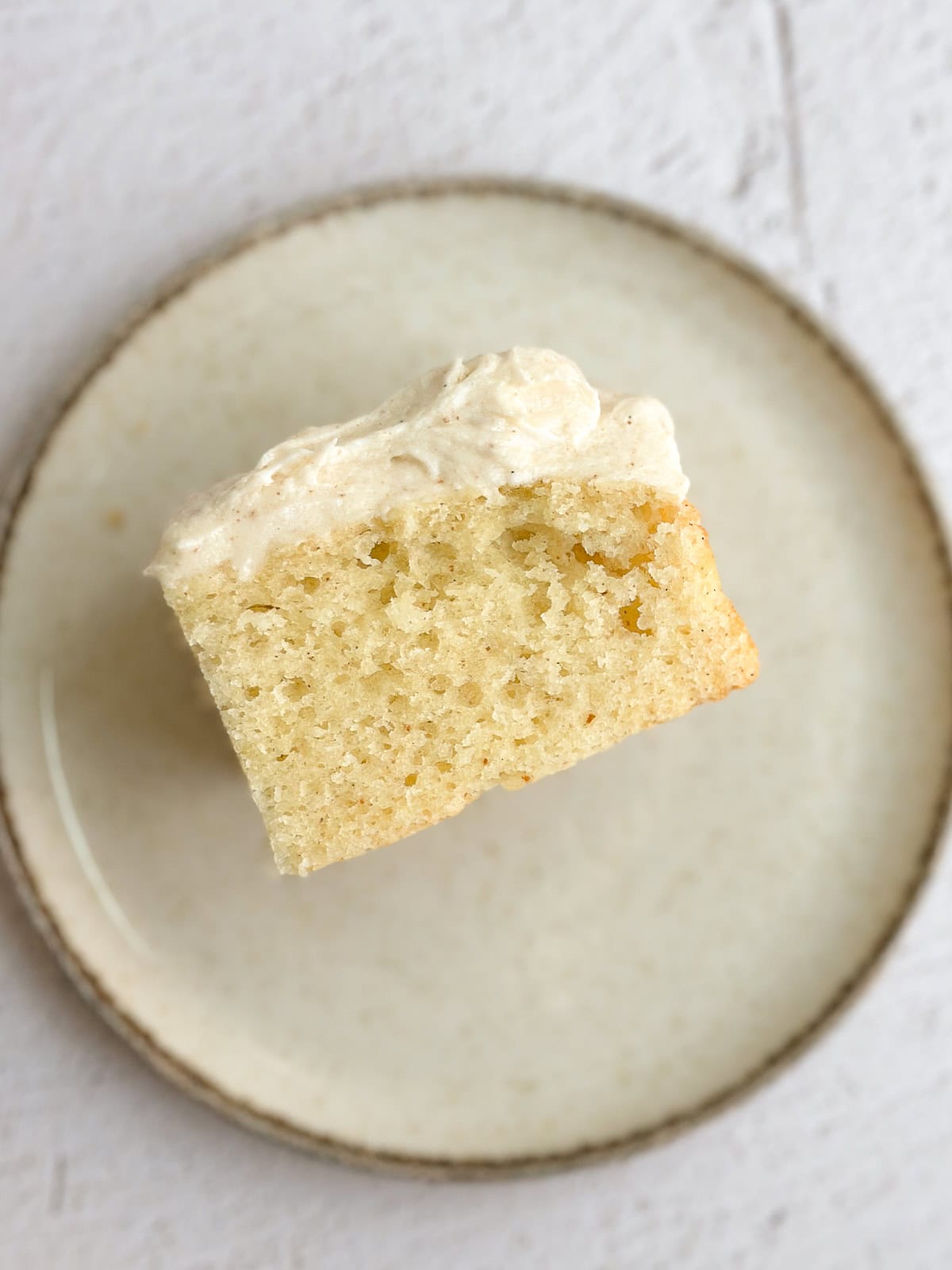 une tranche de gâteau au beurre noisette sur une assiette.