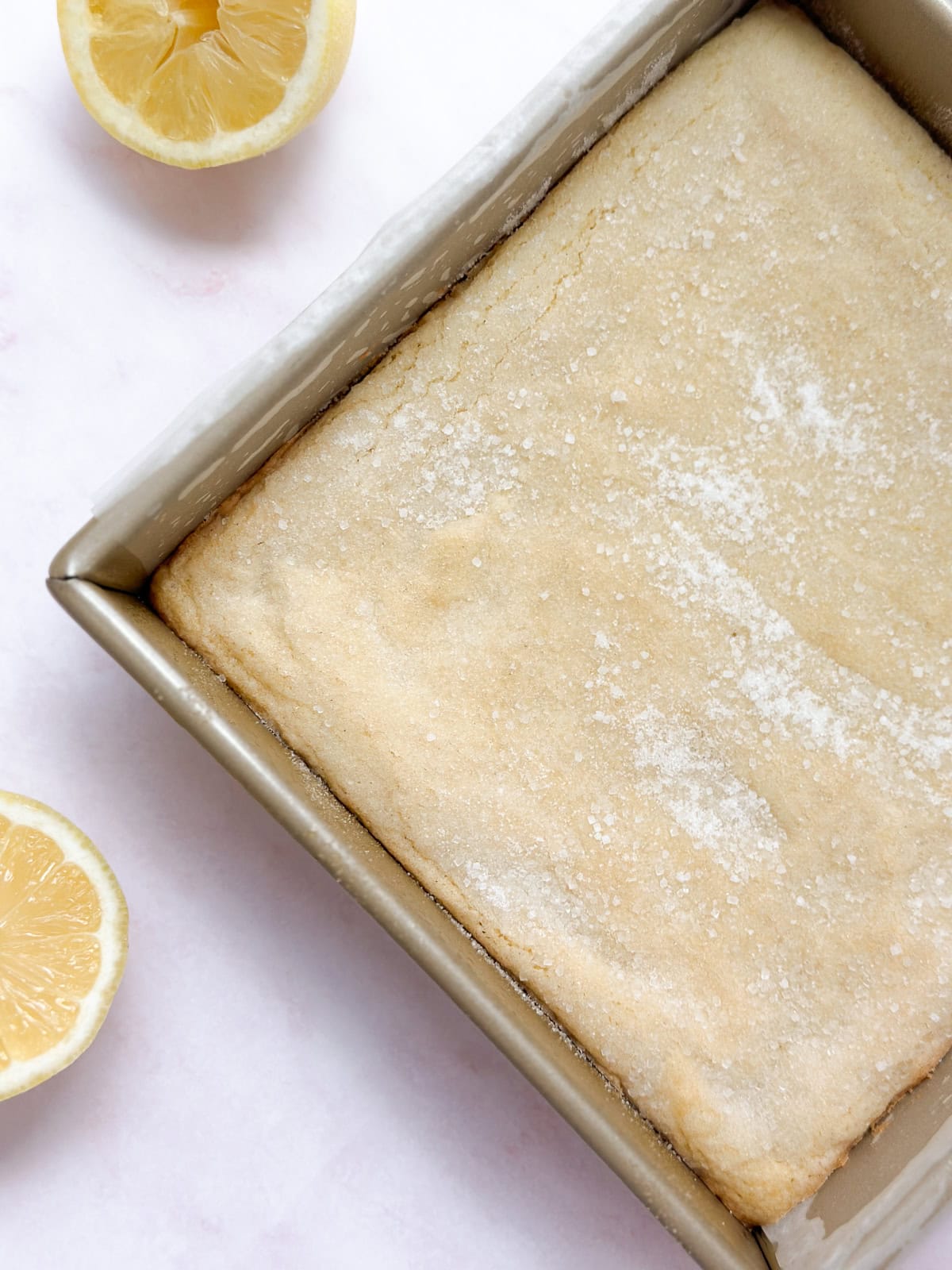 le plat plein de barres de biscuits au citron.