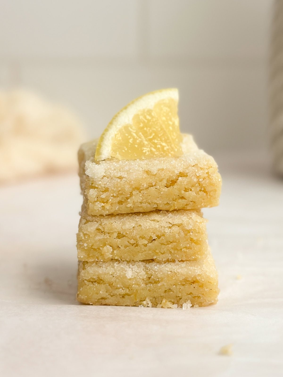 3 barres de biscuits au sucre au citron empilées l'une sur l'autre.