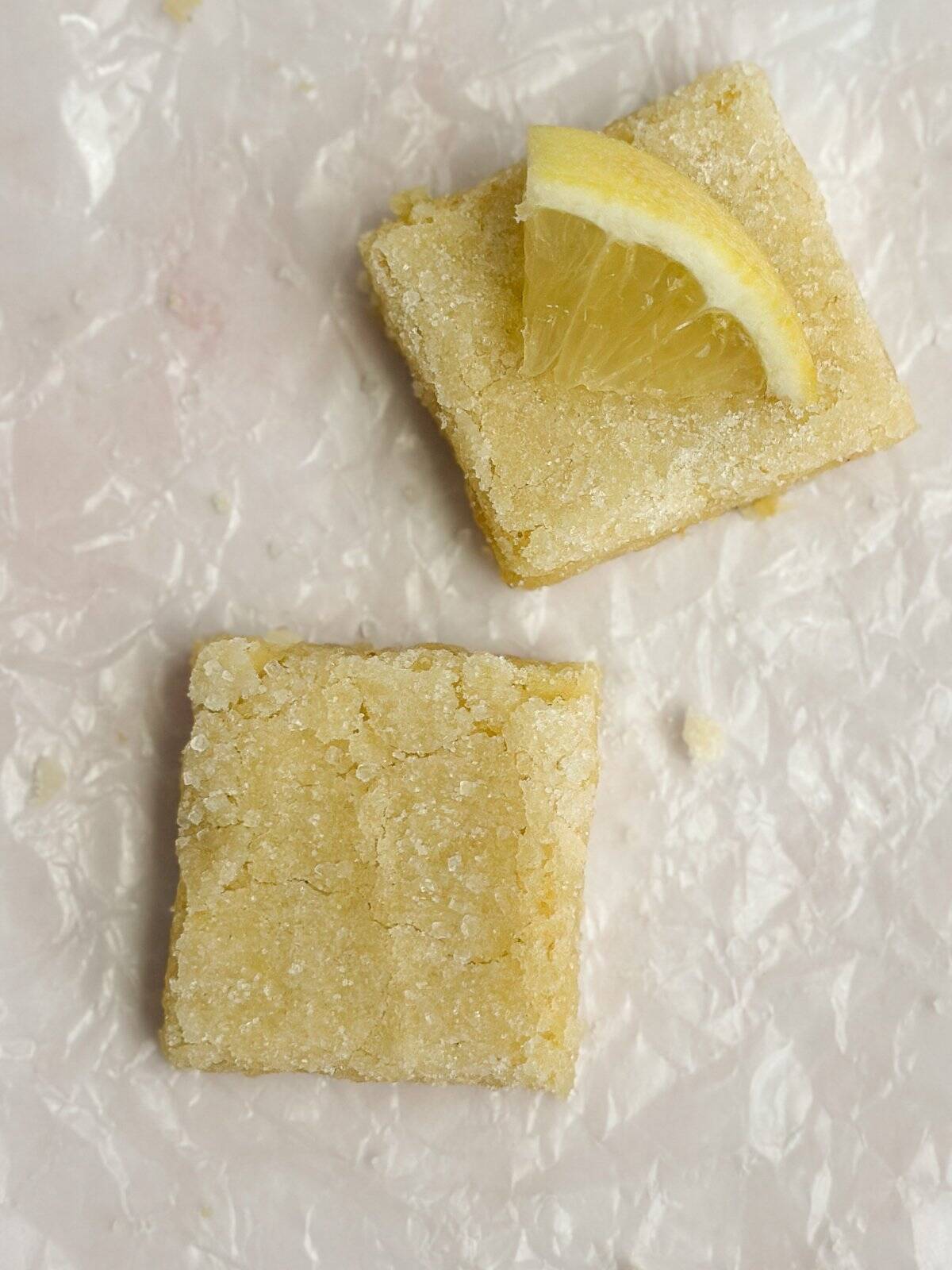 gros plan sur des barres découpées en carrés avec une tranche de citron sur le dessus.