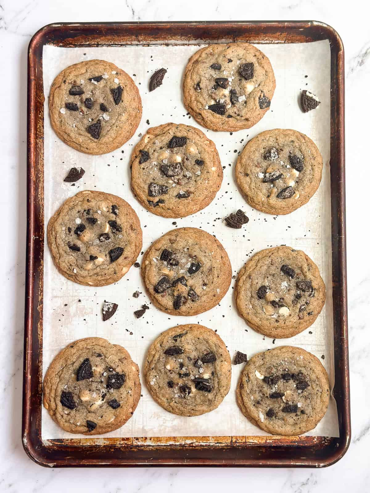 tous les biscuits crémeux aux Oreo éparpillés sur la plaque de cuisson.