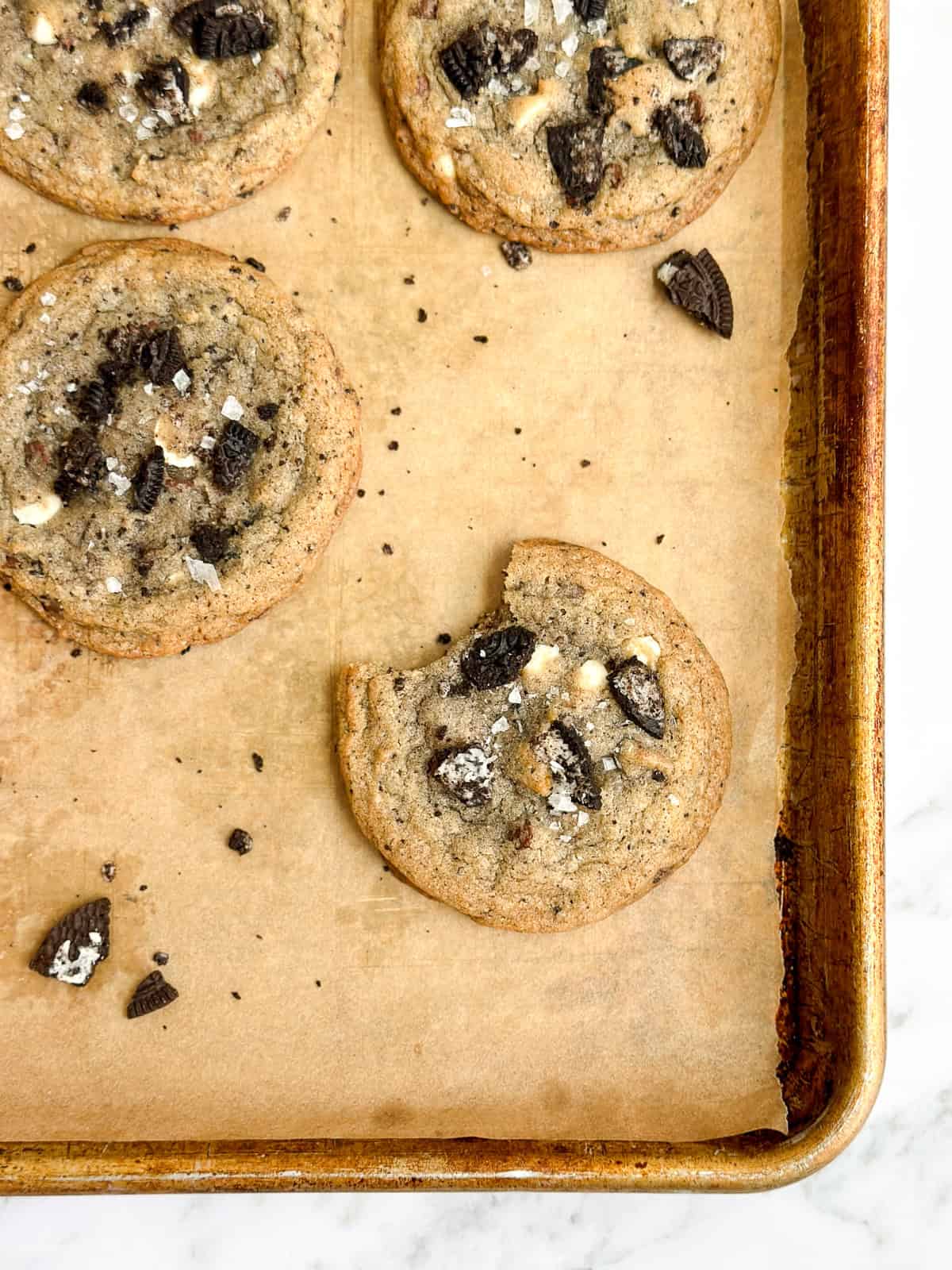 un biscuit crémeux aux Oreo avec une bouchée manquante.