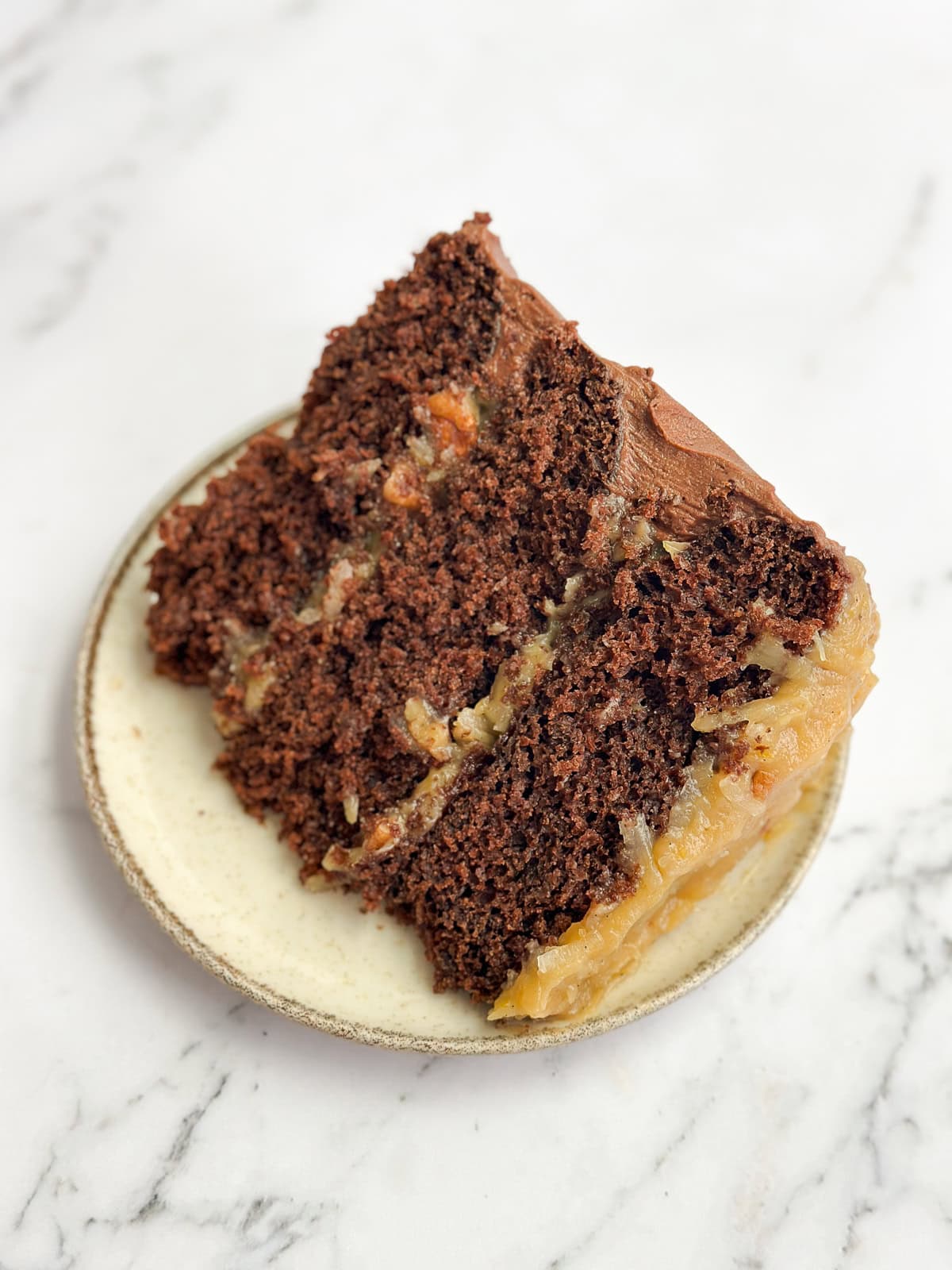 une tranche de gâteau au chocolat allemand sur une assiette.