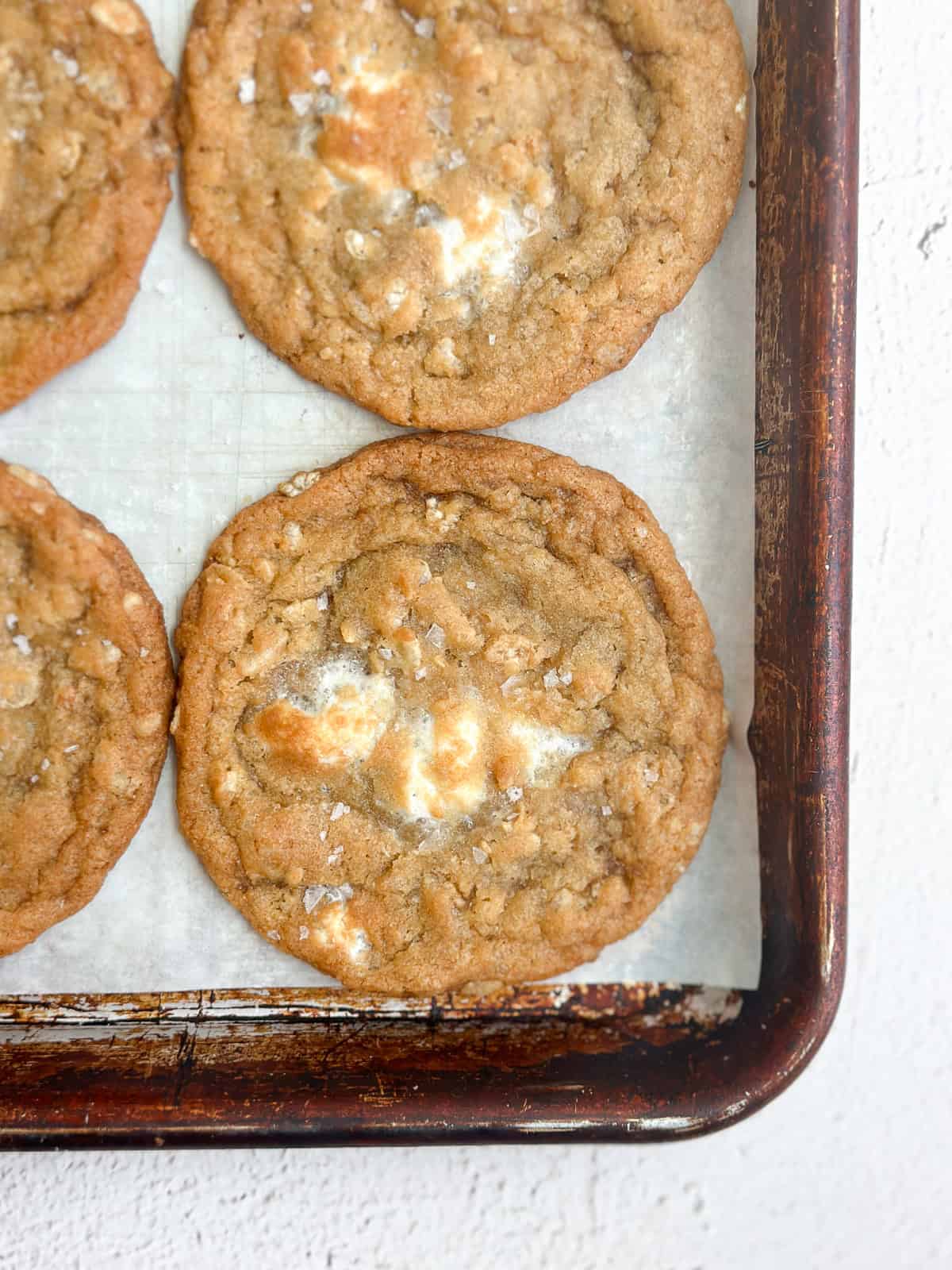 Une plaque de quelques cookies crispy au marshmallow (version copycat de Costco).