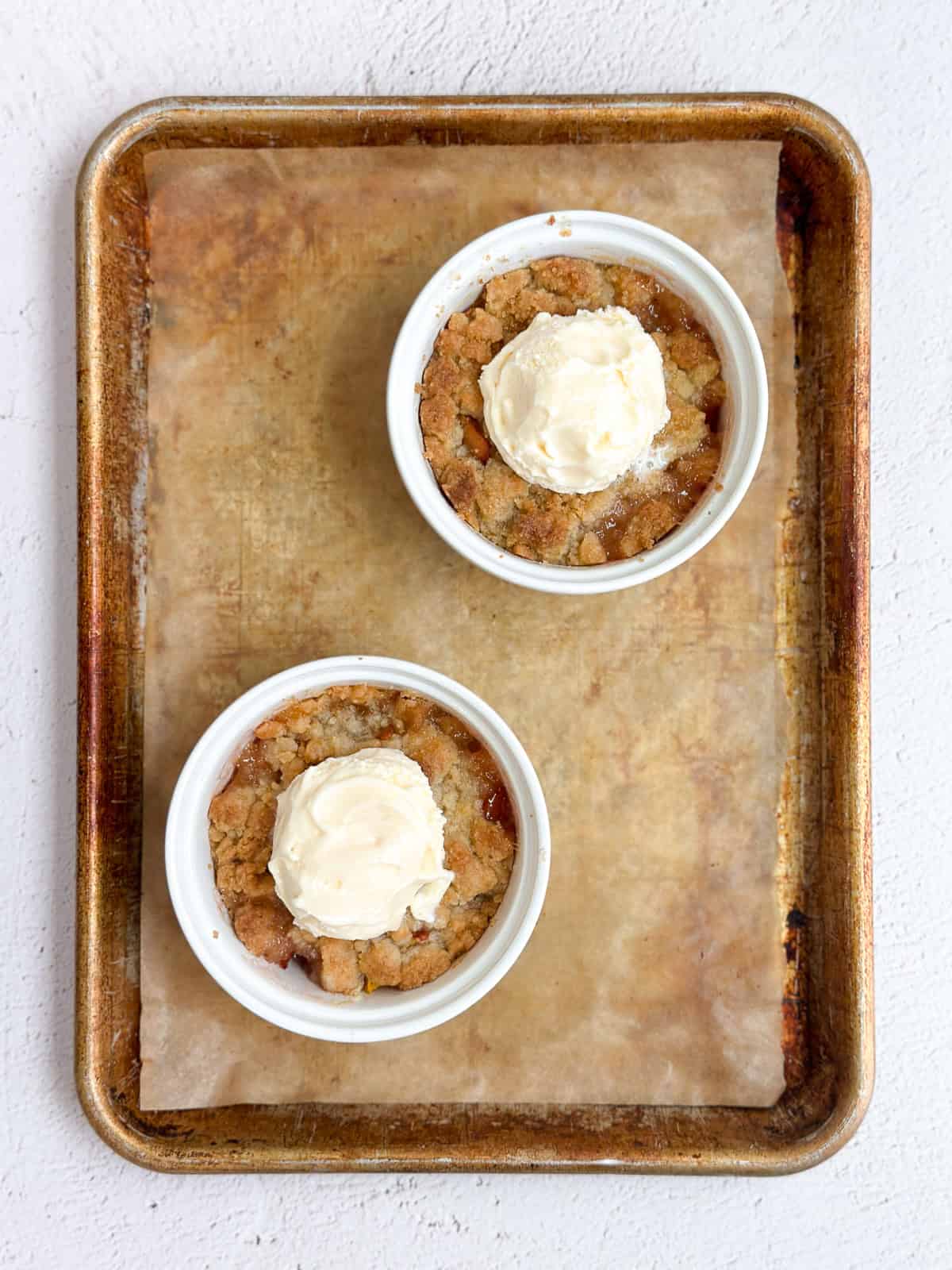 les deux mini cobblers aux pêches surmontés de glace.