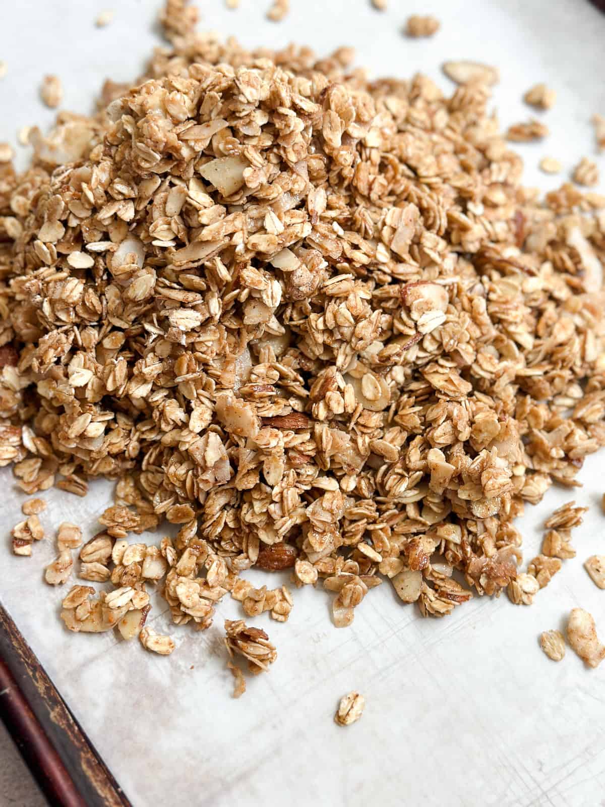 le granola sur la plaque de cuisson avant de l’étaler.
