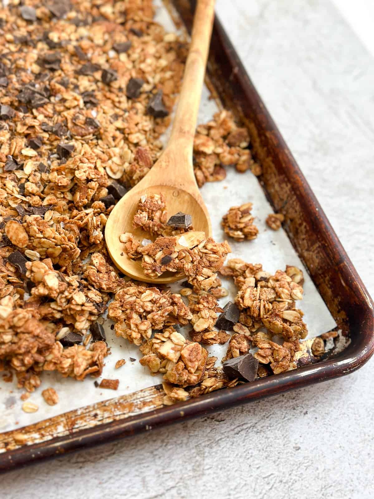 granola maison au beurre de cacahuète sur une plaque de cuisson après la cuisson.