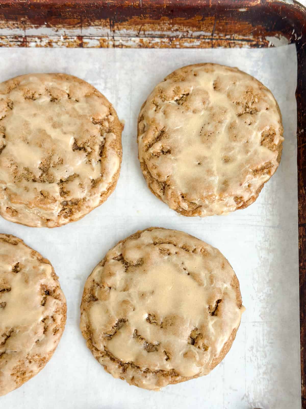 Gros plan des cookies au latte à la citrouille.