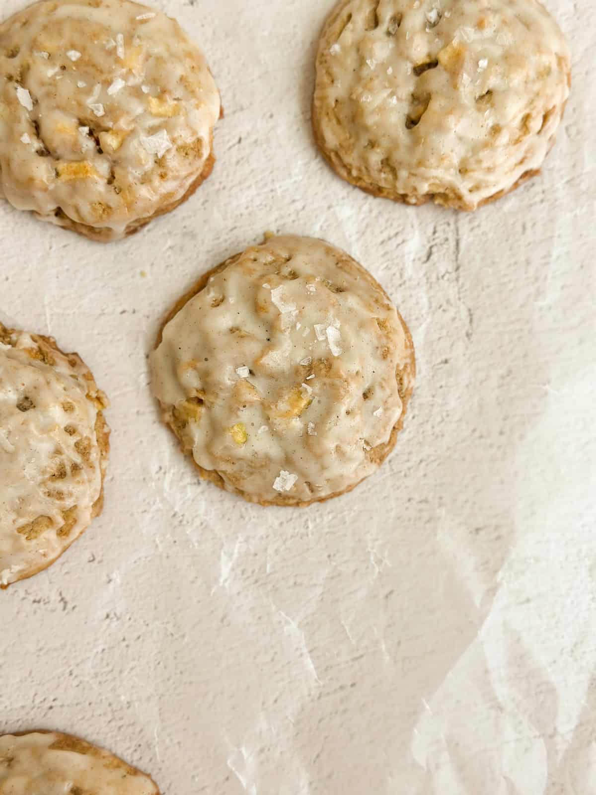 quelques cookies aux pommes et à la cannelle sur du papier.