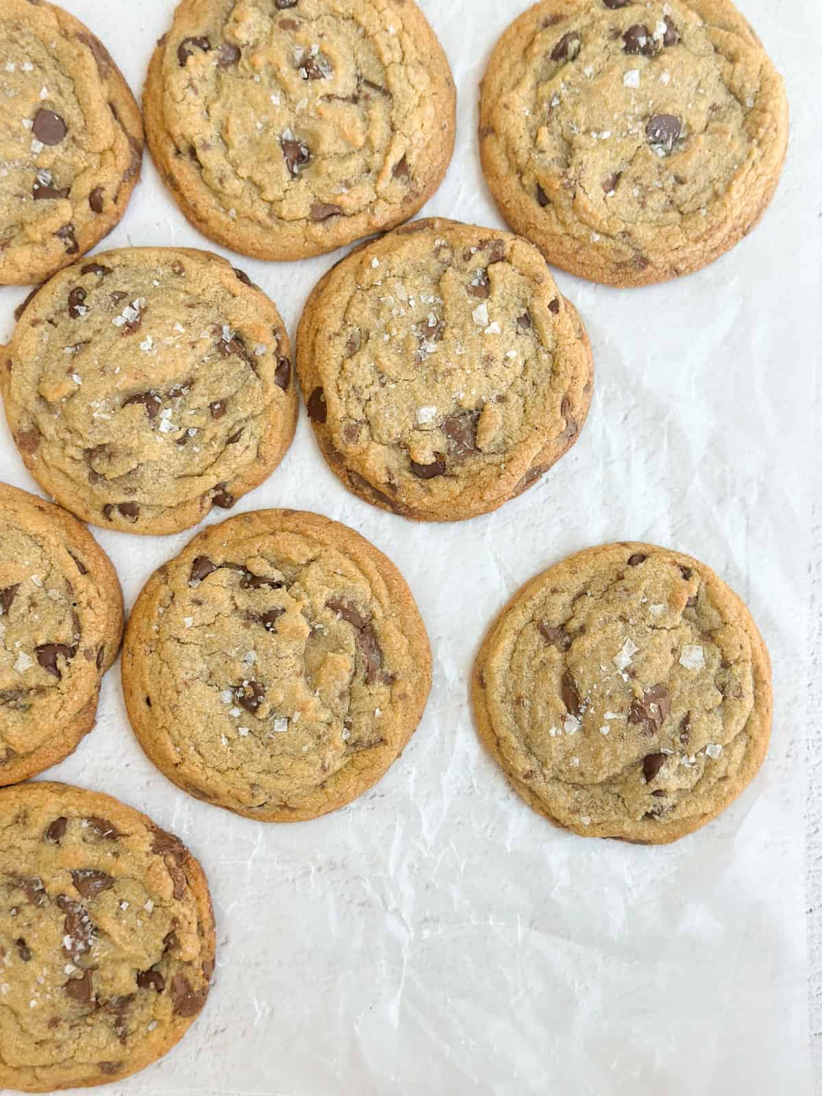 Un tas de biscuits au chocolat avec beurre noisette, visibles à plat.