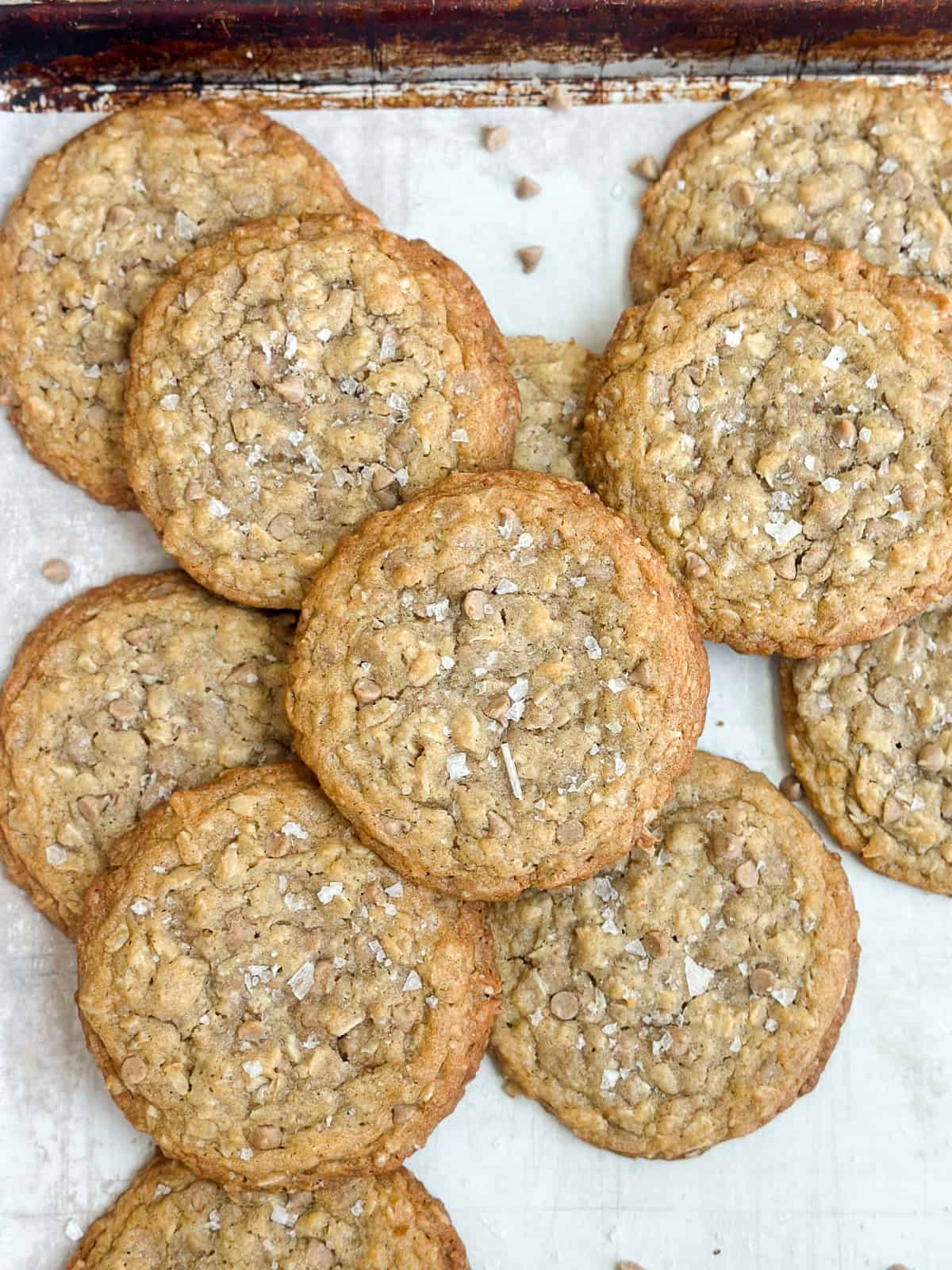 une pile de cookies à l’avoine avec pépites de cannelle