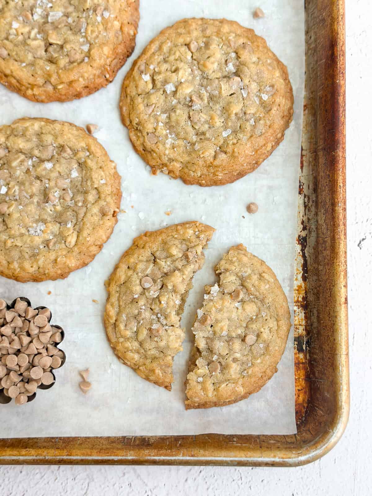 des cookies à l’avoine avec pépites de cannelle sur une plaque de cuisson
