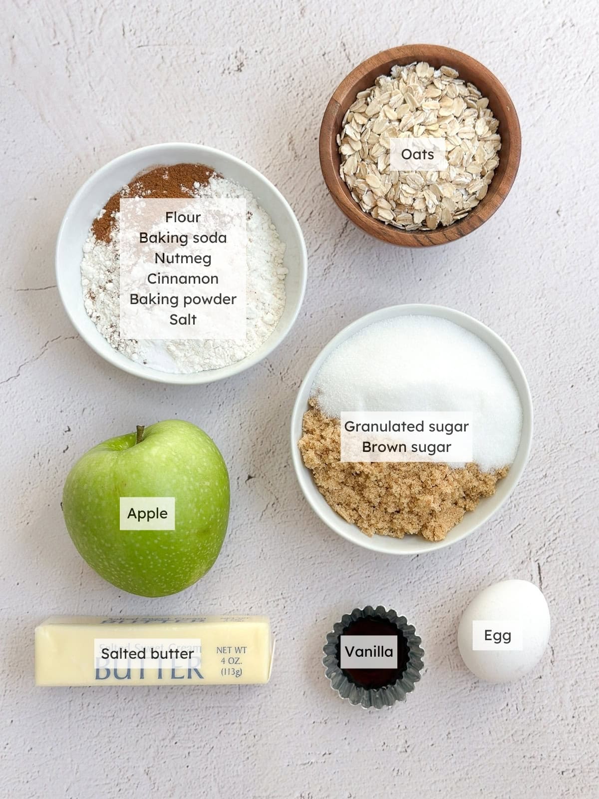 Tous les ingrédients nécessaires pour préparer un gâteau facile aux pommes et flocons d'avoine.