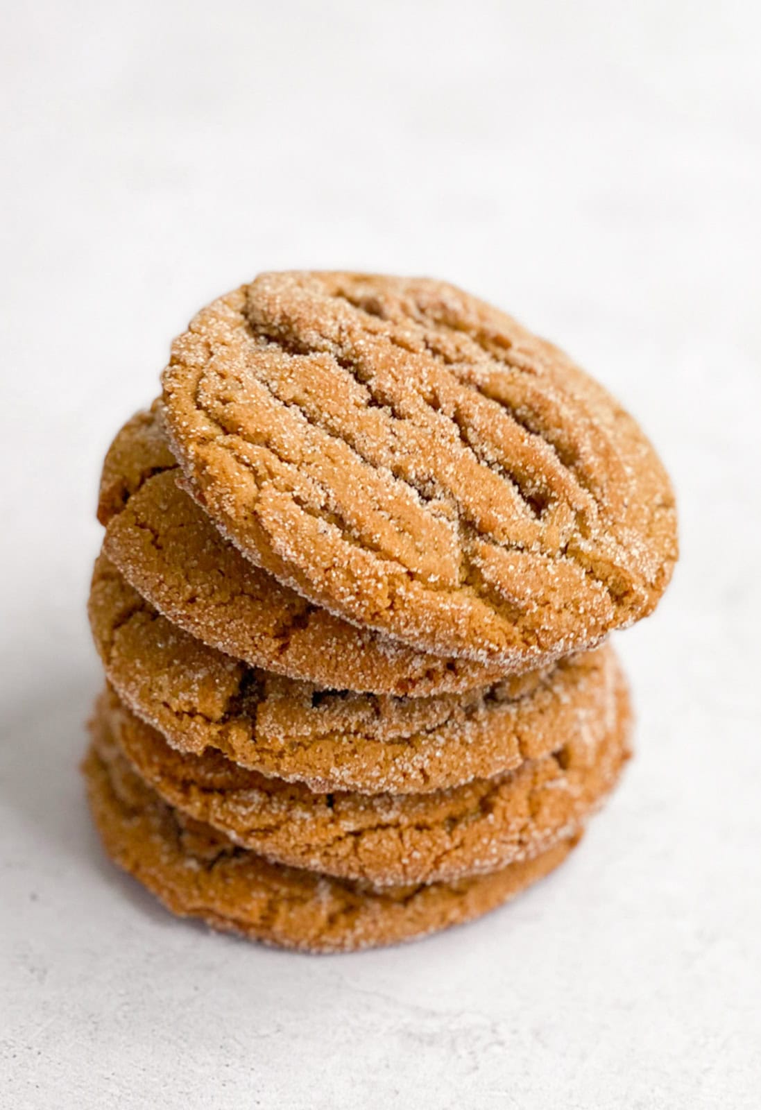 5 biscuits moelleux au gingembre et à la mélasse empilés les uns sur les autres.