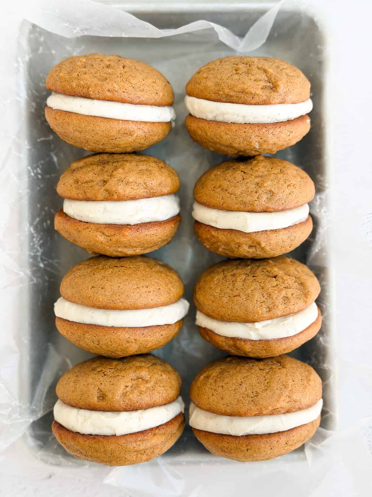 une pile de biscuits whoopie au pain d'épices.