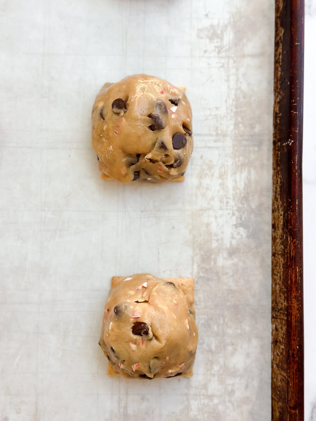 the peppermint chocolate chip cookie dough on top of the topped graham crackers