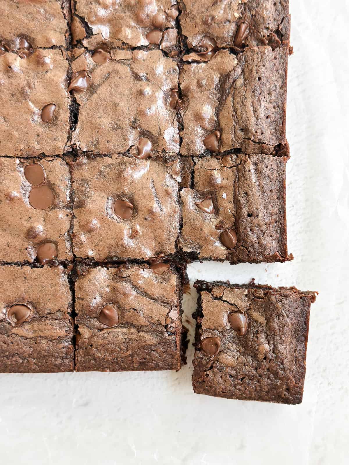 a close up of the corner brownie cut.
